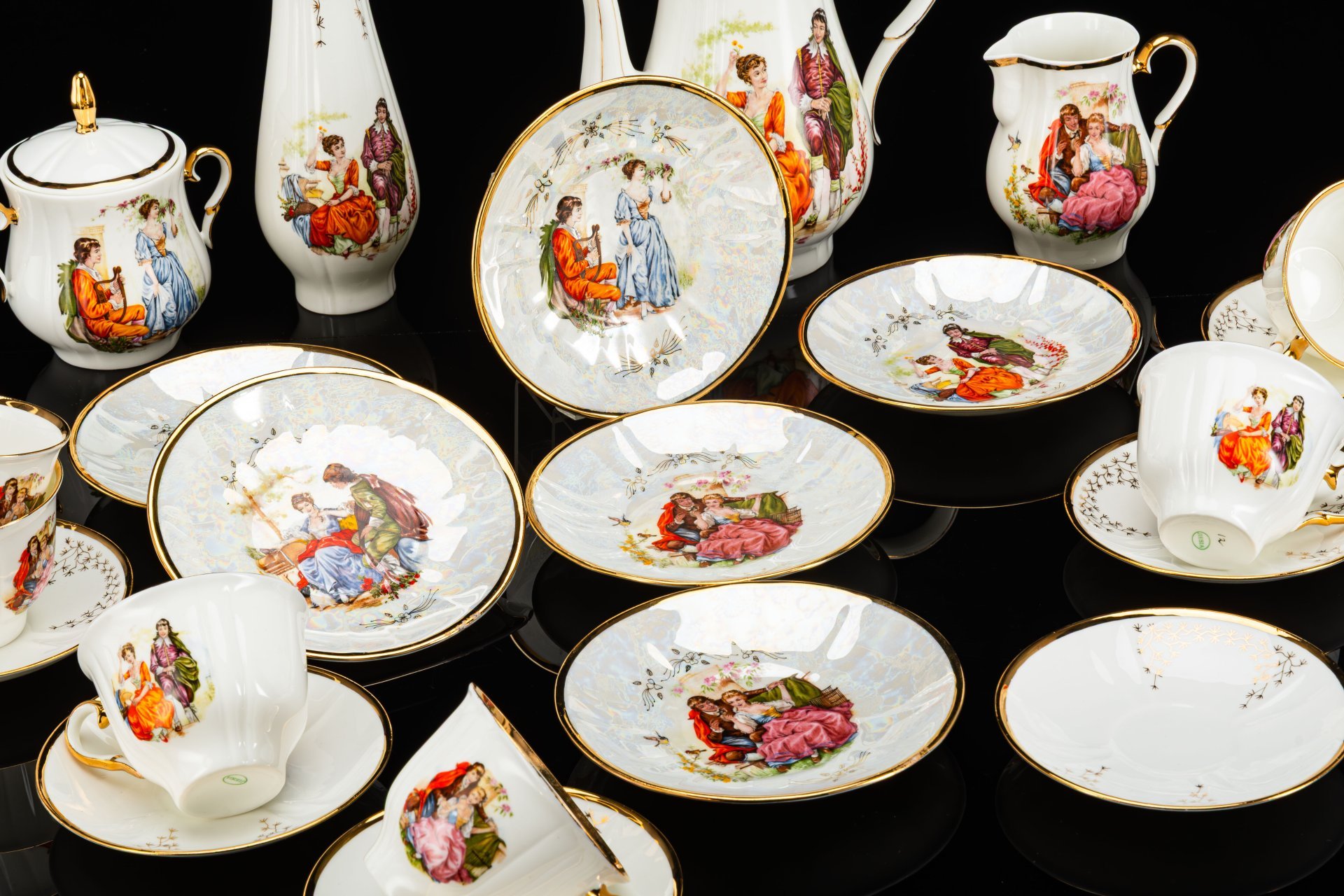 Сервиз кофейный на 6 персон (22 предмета), украшенный галантными сценами