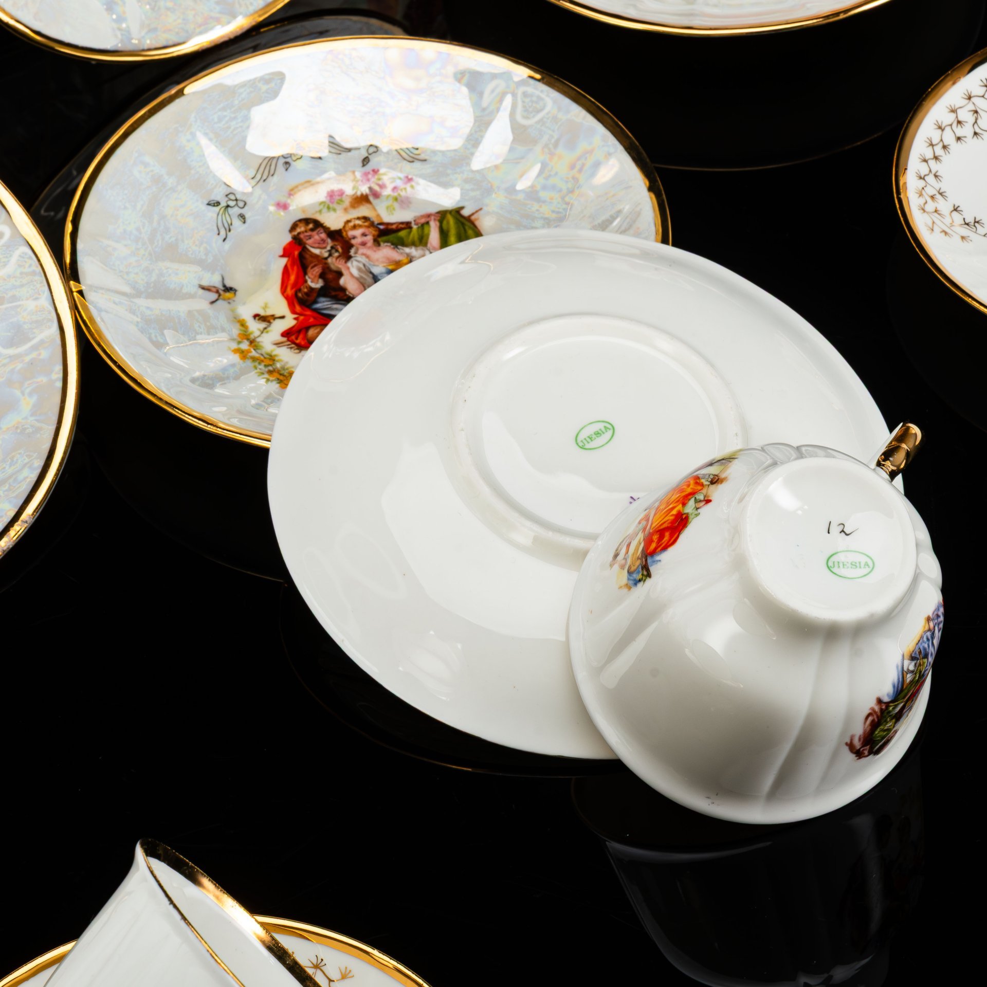 Сервиз кофейный на 6 персон (22 предмета), украшенный галантными сценами