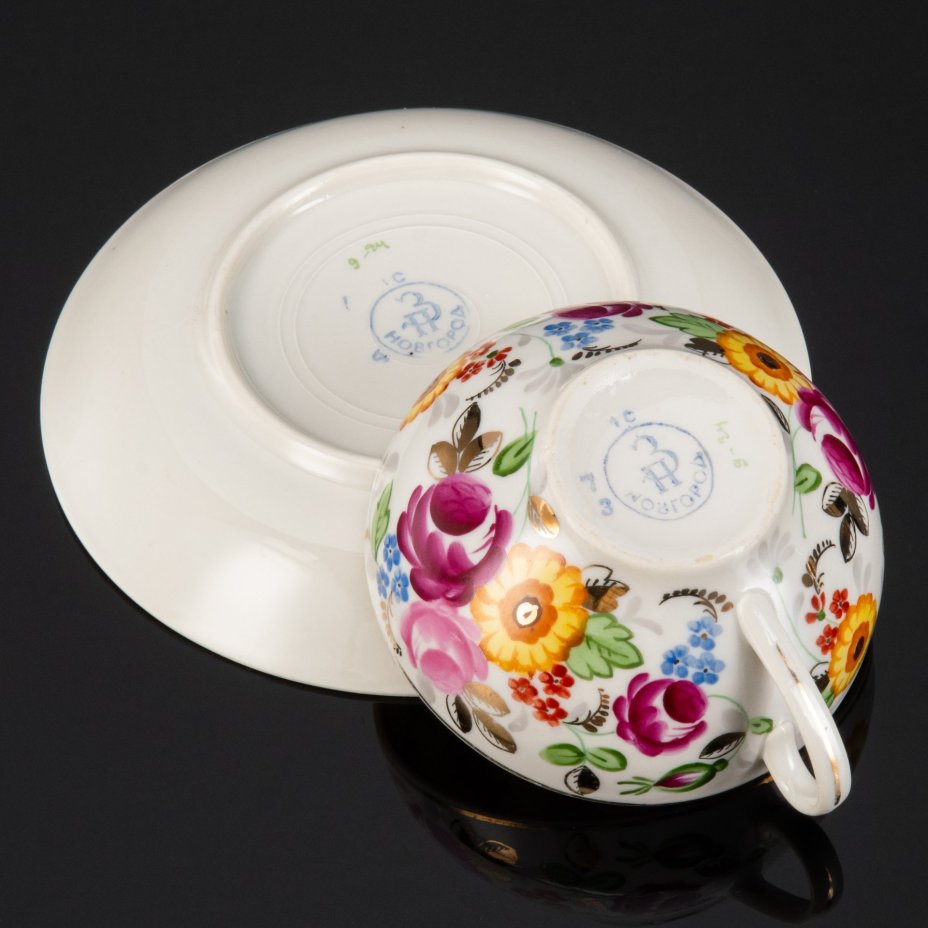 Пара чайная с двусторонним расписным цветочным декором в русском стиле, фарфор, роспись, золочение, Фарфоровый завод «Пролетарий» (Бронница, Мста), СССР, 1953-1958 гг.