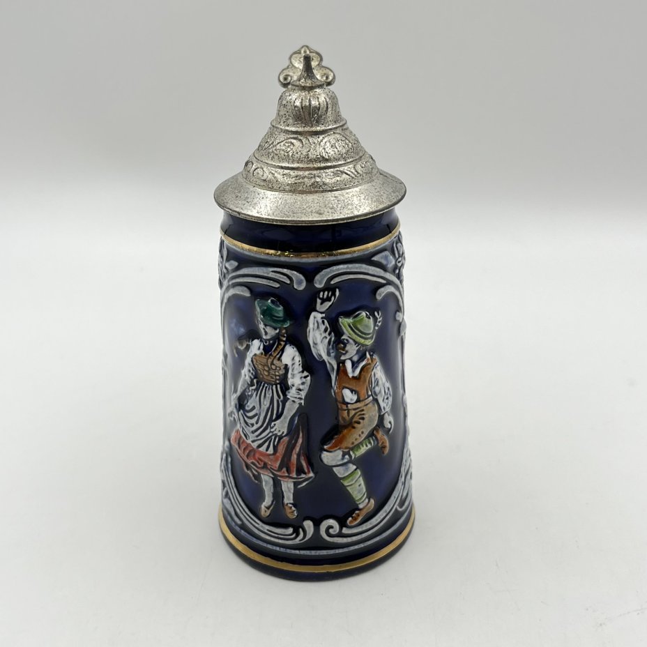 Кружка пивная, украшенная сценой сельского танца, керамика, рельеф, крытье, золочение, крышка - сплав металлов, Marzi & Remy, Германия, 1964-1990 гг.