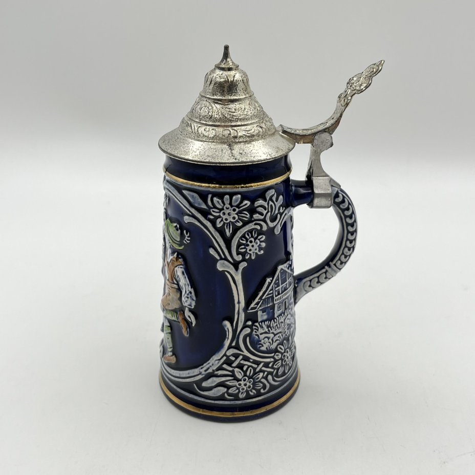 Кружка пивная, украшенная сценой сельского танца, керамика, рельеф, крытье, золочение, крышка - сплав металлов, Marzi & Remy, Германия, 1964-1990 гг.