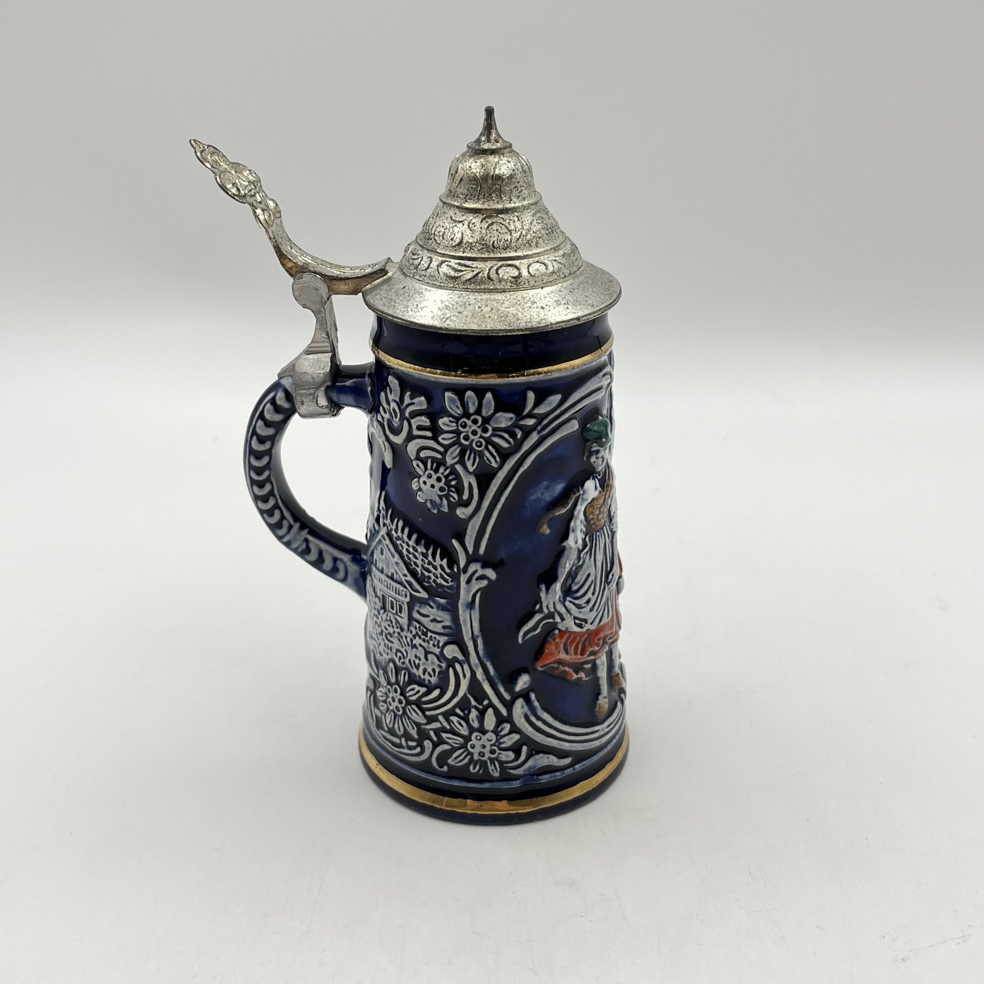 Кружка пивная, украшенная сценой сельского танца, керамика, рельеф, крытье, золочение, крышка - сплав металлов, Marzi & Remy, Германия, 1964-1990 гг., Marzi & Remy