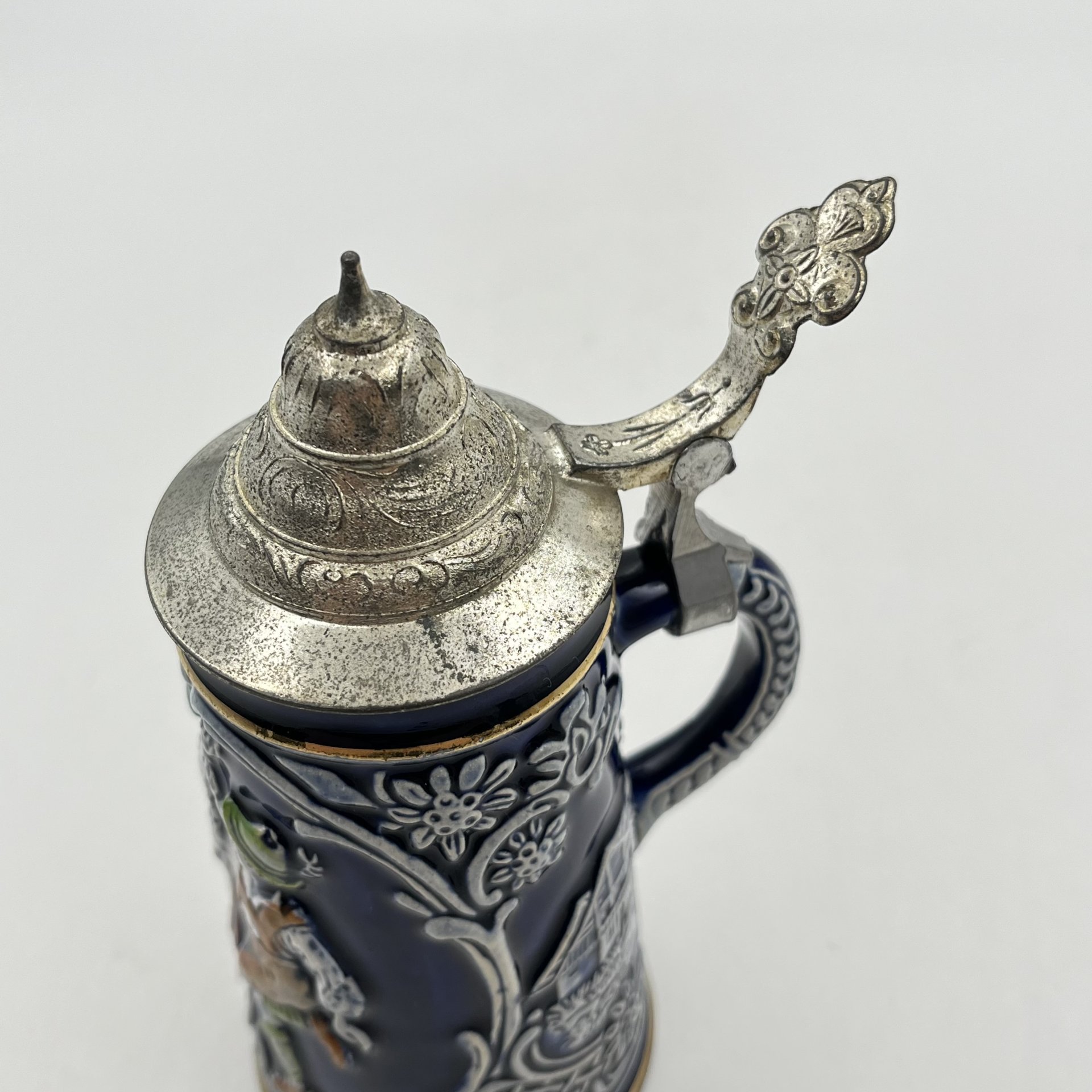 Кружка пивная, украшенная сценой сельского танца, керамика, рельеф, крытье, золочение, крышка - сплав металлов, Marzi & Remy, Германия, 1964-1990 гг., Marzi & Remy