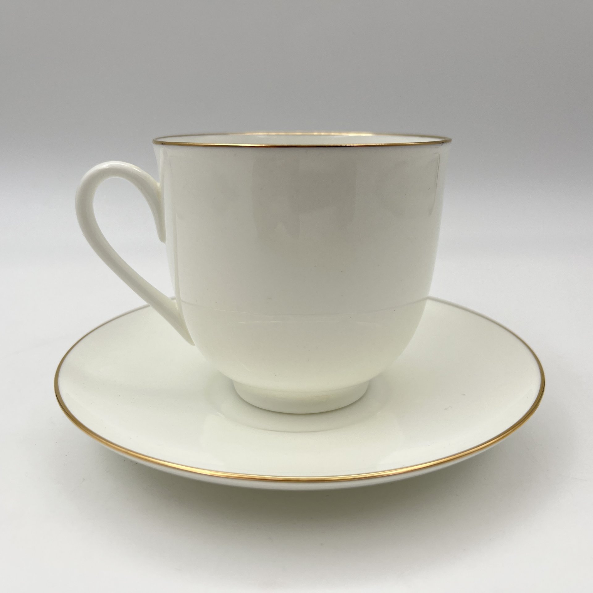 Кофейная пара "Помощница" из серии "Силуэты" по рисункам Елизаветы Бём, форма "Ландыш", автор формы Криммер Э.М.