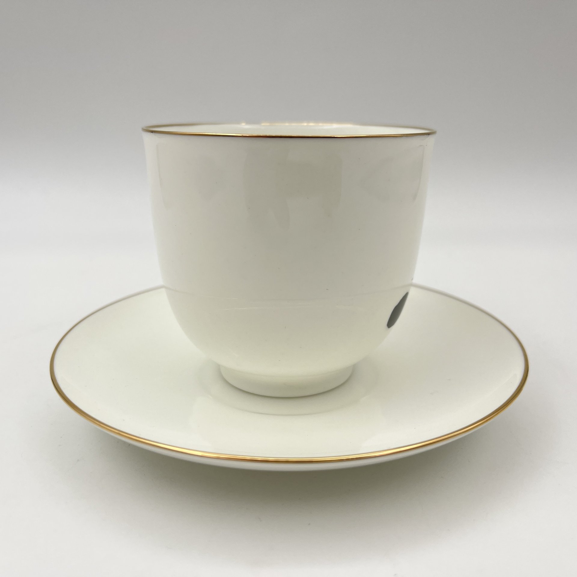 Кофейная пара "Помощница" из серии "Силуэты" по рисункам Елизаветы Бём, форма "Ландыш", автор формы Криммер Э.М.