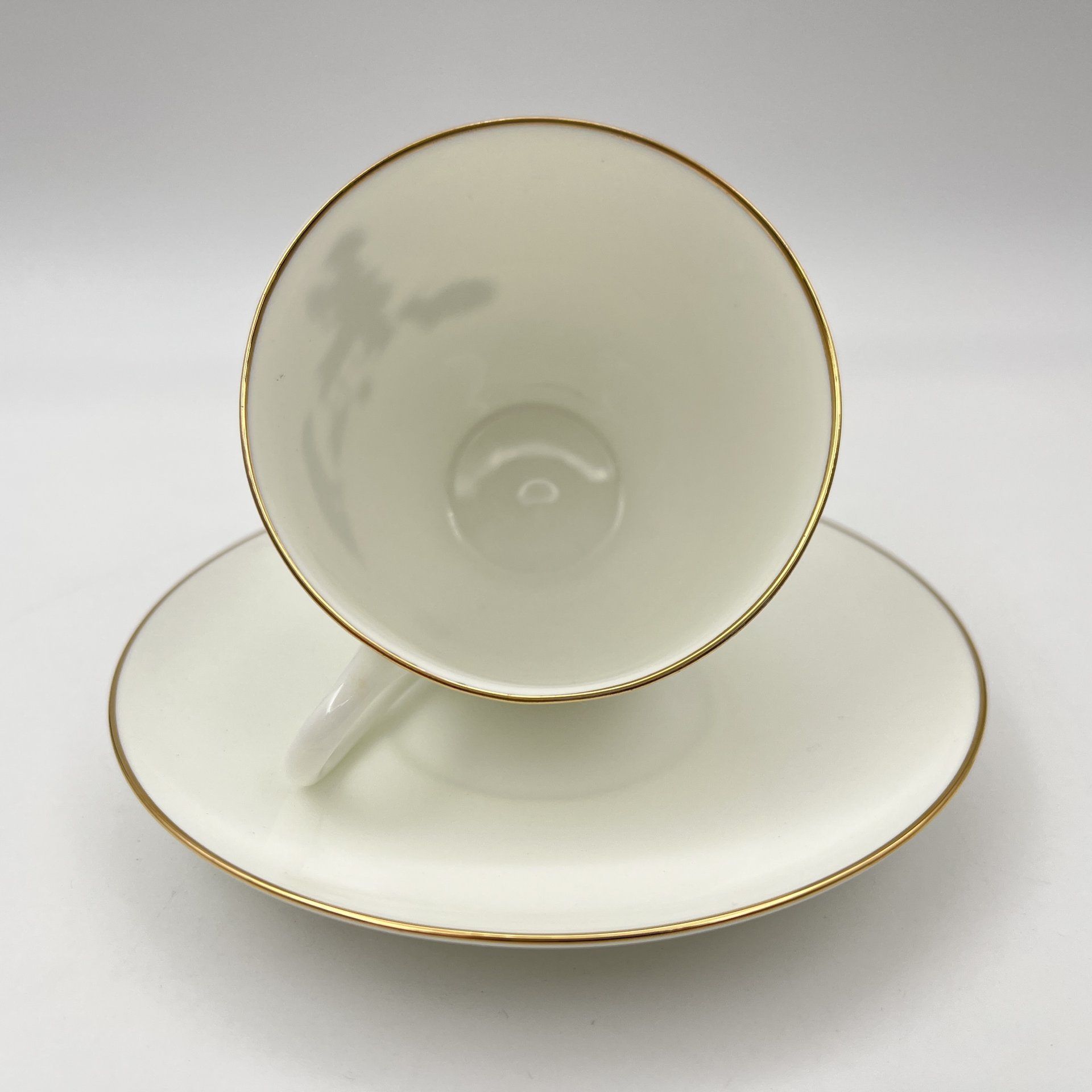 Кофейная пара "Помощница" из серии "Силуэты" по рисункам Елизаветы Бём, форма "Ландыш", автор формы Криммер Э.М.