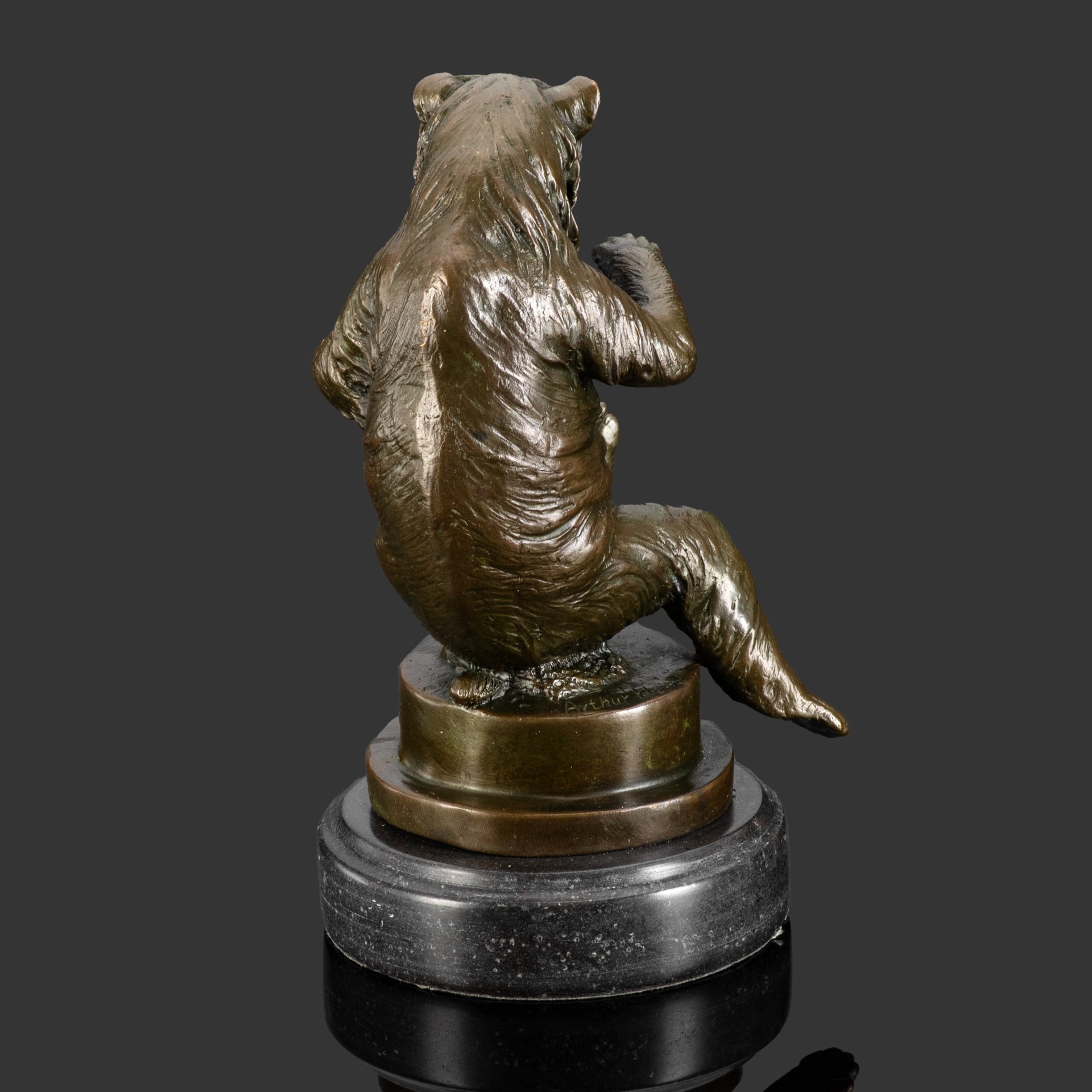 Скульптура "Медведь", автор Arthur Klein