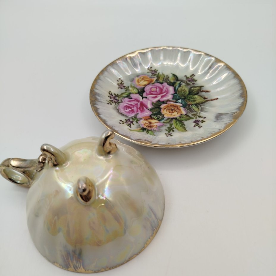 Чайная (кофейная)  пара на ножках , украшенная цветочным декором,, фарфор, деколь, люстр, золочение, Европа, 1960-1980 гг.