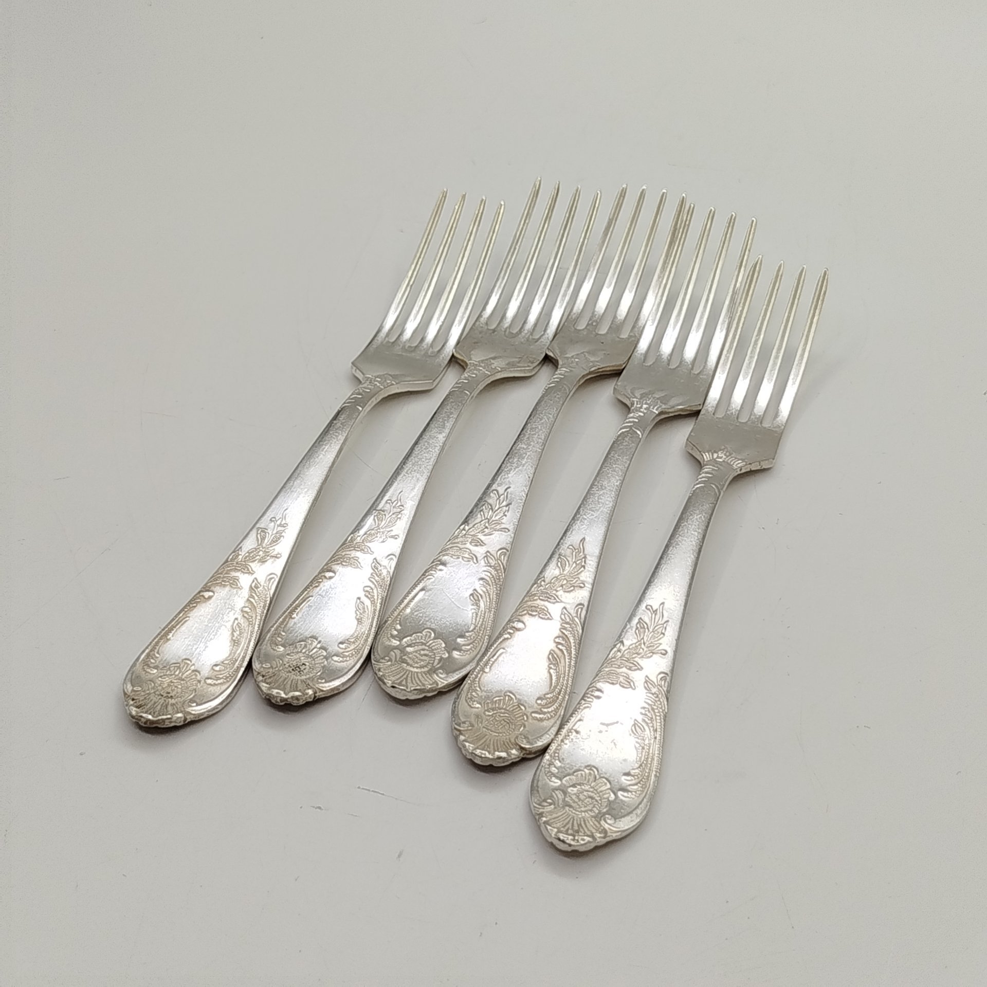 Набор из пяти десертных вилок с растительным декором