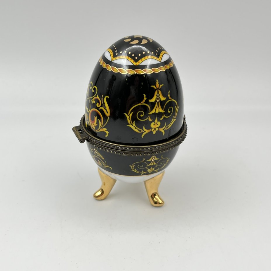 Шкатулка в виде яйца с растительным декором, фарфор, деколь, металл, Китай, 1990-2010 гг.