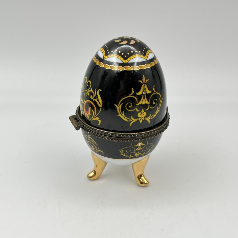 Шкатулка в виде яйца с растительным декором, фарфор, деколь, металл, Китай, 1990-2010 гг.