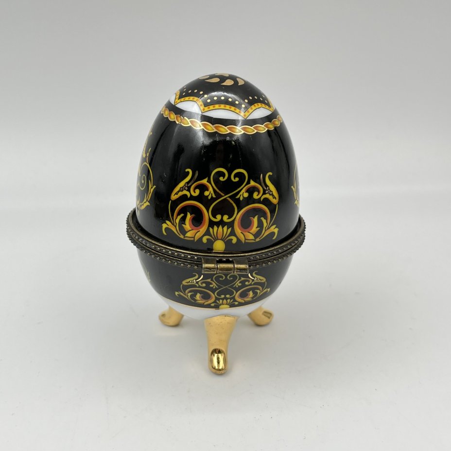 Шкатулка в виде яйца с растительным декором, фарфор, деколь, металл, Китай, 1990-2010 гг.