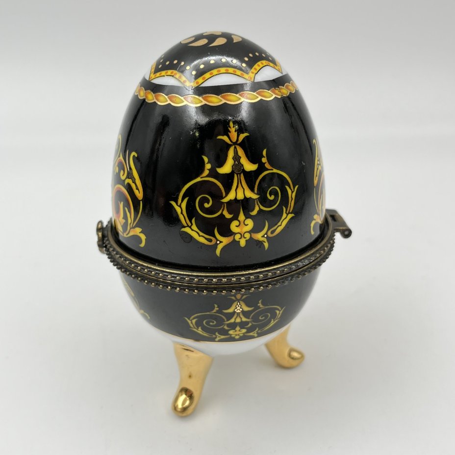 Шкатулка в виде яйца с растительным декором, фарфор, деколь, металл, Китай, 1990-2010 гг.