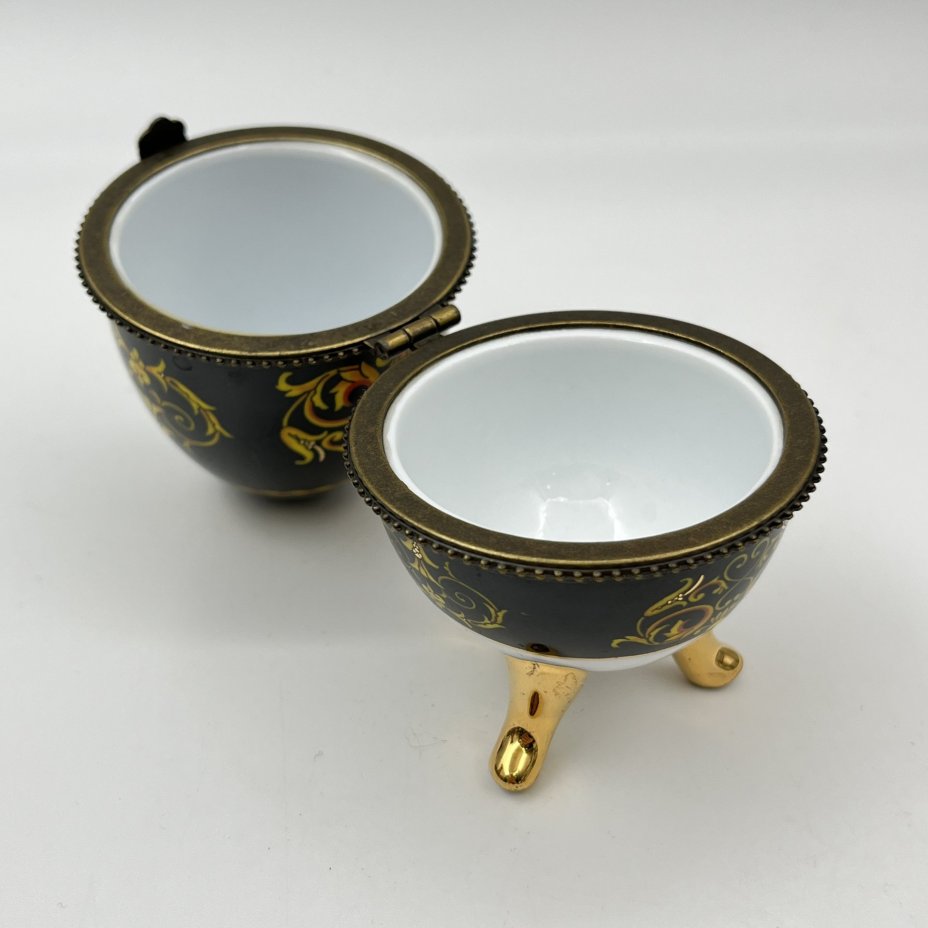 Шкатулка в виде яйца с растительным декором, фарфор, деколь, металл, Китай, 1990-2010 гг.