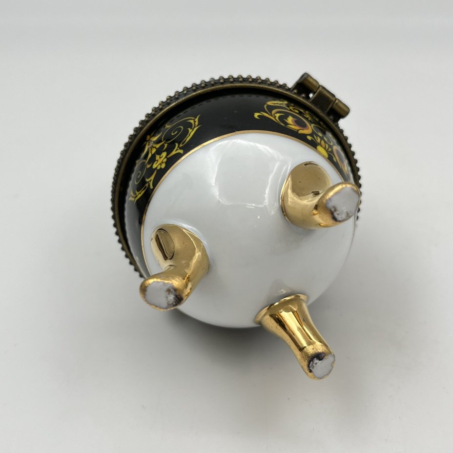 Шкатулка в виде яйца с растительным декором, фарфор, деколь, металл, Китай, 1990-2010 гг.