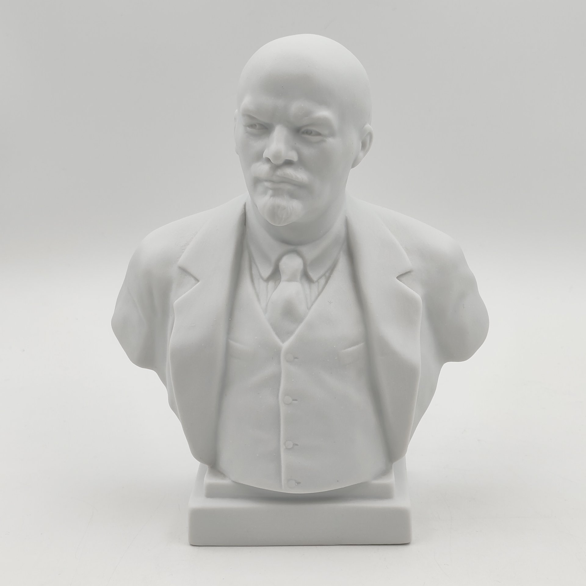Бюст "Владимир Ильич Ленин", скульпторы Боголюбов В.Я., Ингал В.И., бисквит, Ленинградский фарфоровый завод (ЛФЗ), Ленинградский фарфоровый завод (ЛФЗ)