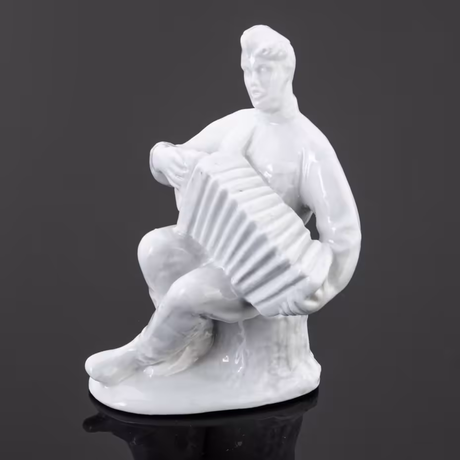 Статуэтка "Гармонист" (Василий Теркин​), скульптор Велихова С.Б., Ленинградский фарфоровый завод (ЛФЗ)