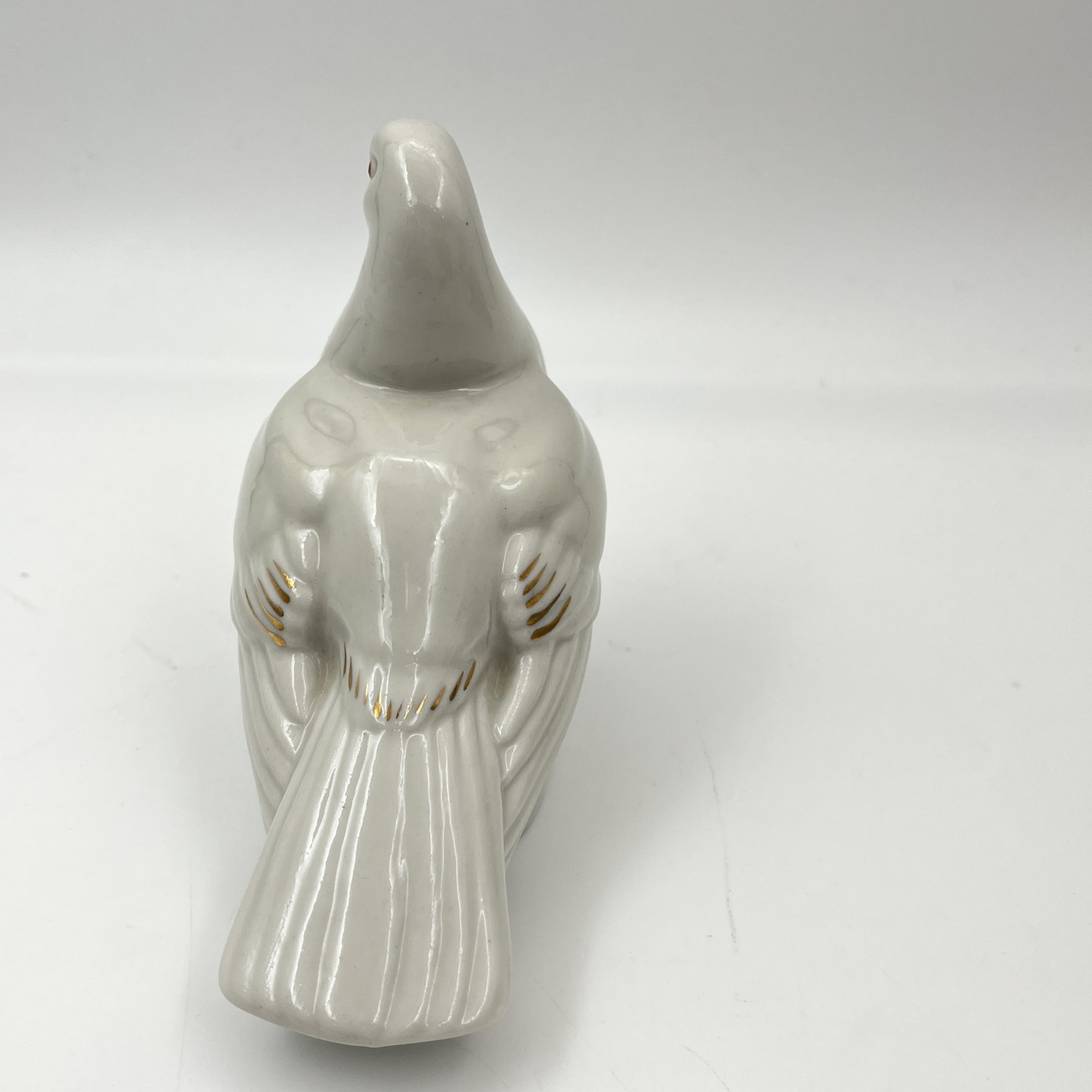 Статуэтка "Голубь", фарфор, роспись, золочение, Турыгинский фарфоровый завод артели «Художественная керамика» (Гжель), СССР, 1950-1960 гг.