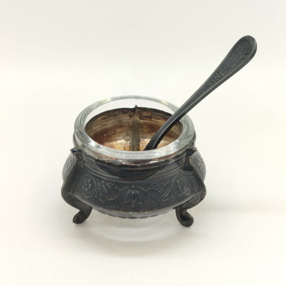 Солонка с цветочным орнаментом и миниатюрной ложечкой, мельхиор (медь-никель), стекло, золочение, Мстерская художественная фабрика  «Ювелир», СССР, 1960-1980 гг.