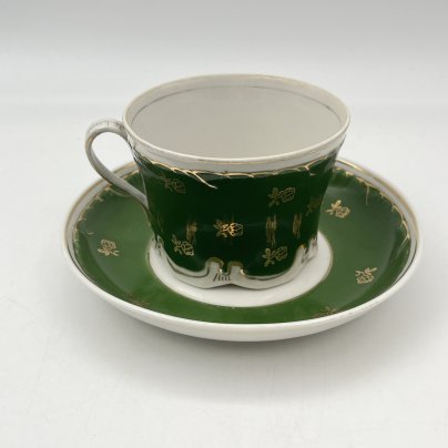 Пара чайная с цветочным декором на зеленом фоне, фарфор, крытье, золочение, Дмитровский фарфоровый завод (ДФЗ Вербилки), СССР, 1954-1965 гг.