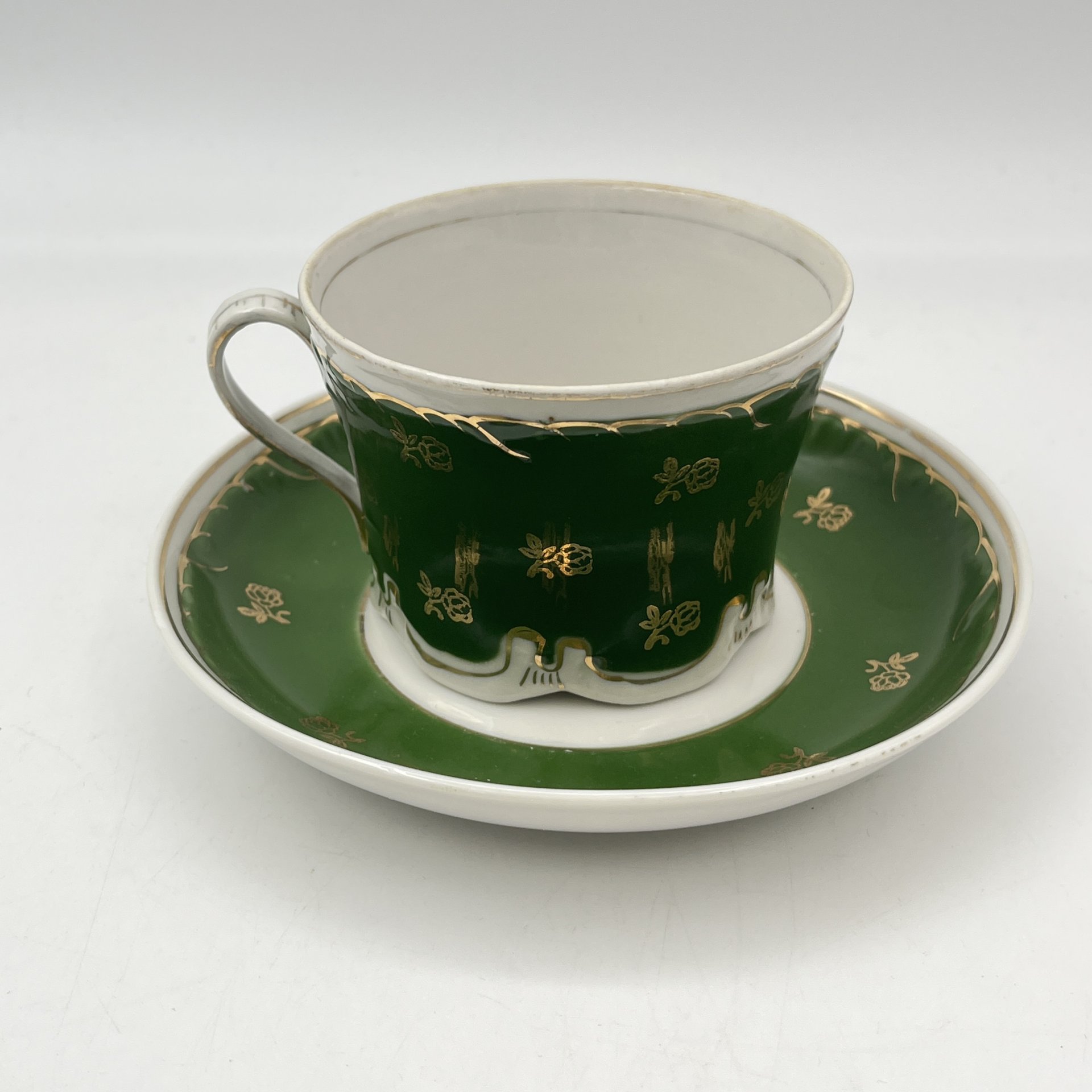 Пара чайная с цветочным декором на зеленом фоне, фарфор, крытье, золочение, Дмитровский фарфоровый завод (ДФЗ Вербилки), СССР, 1954-1965 гг.