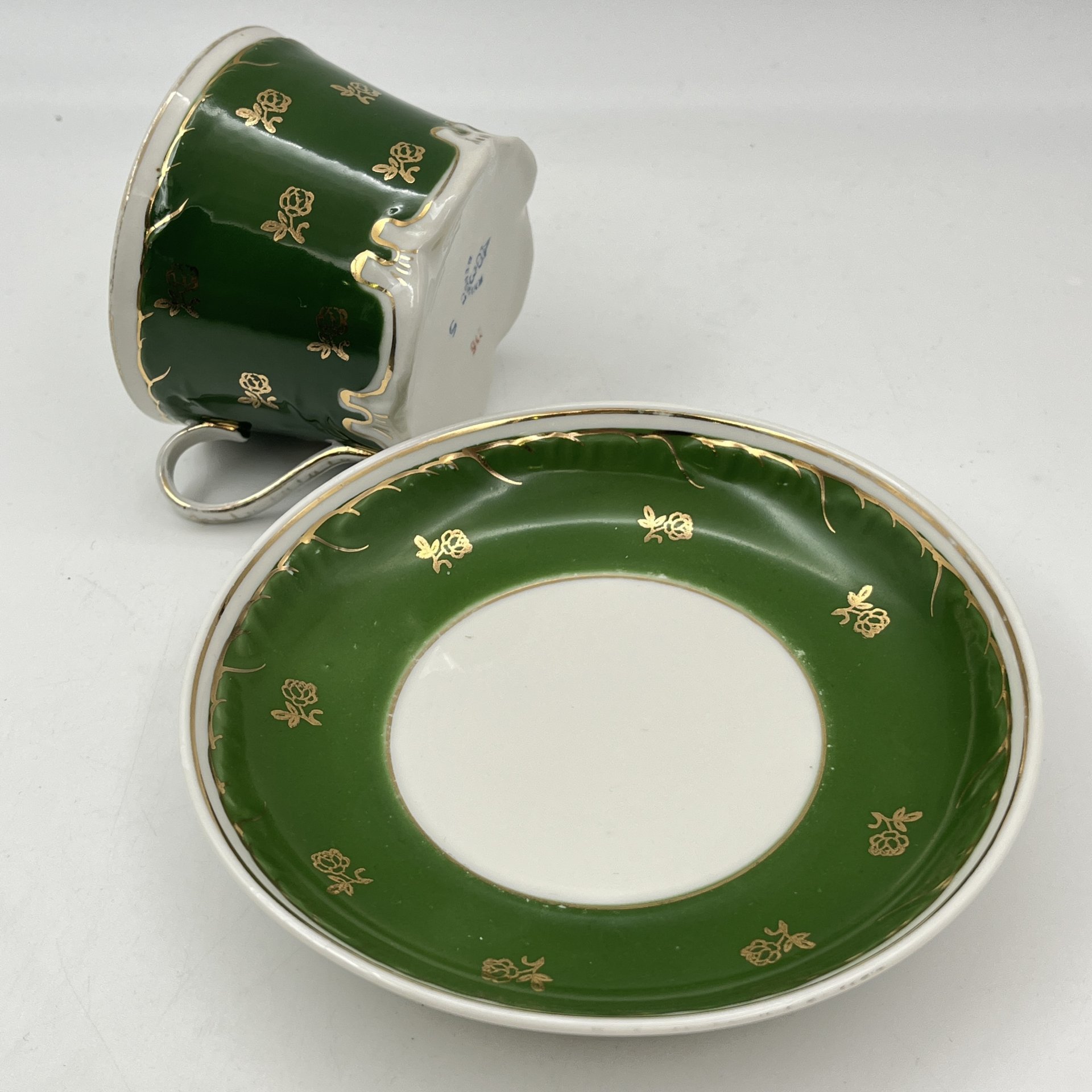 Пара чайная с цветочным декором на зеленом фоне, фарфор, крытье, золочение, Дмитровский фарфоровый завод (ДФЗ Вербилки), СССР, 1954-1965 гг.