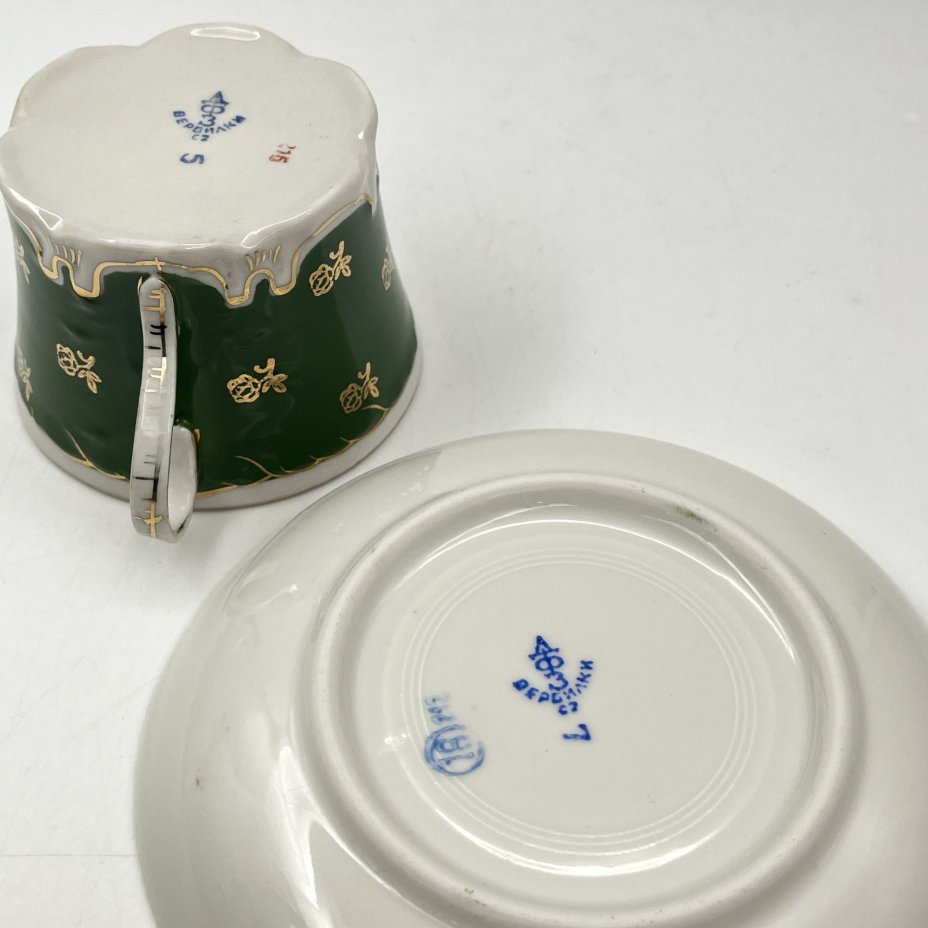 Пара чайная с цветочным декором на зеленом фоне, фарфор, крытье, золочение, Дмитровский фарфоровый завод (ДФЗ Вербилки), СССР, 1954-1965 гг.