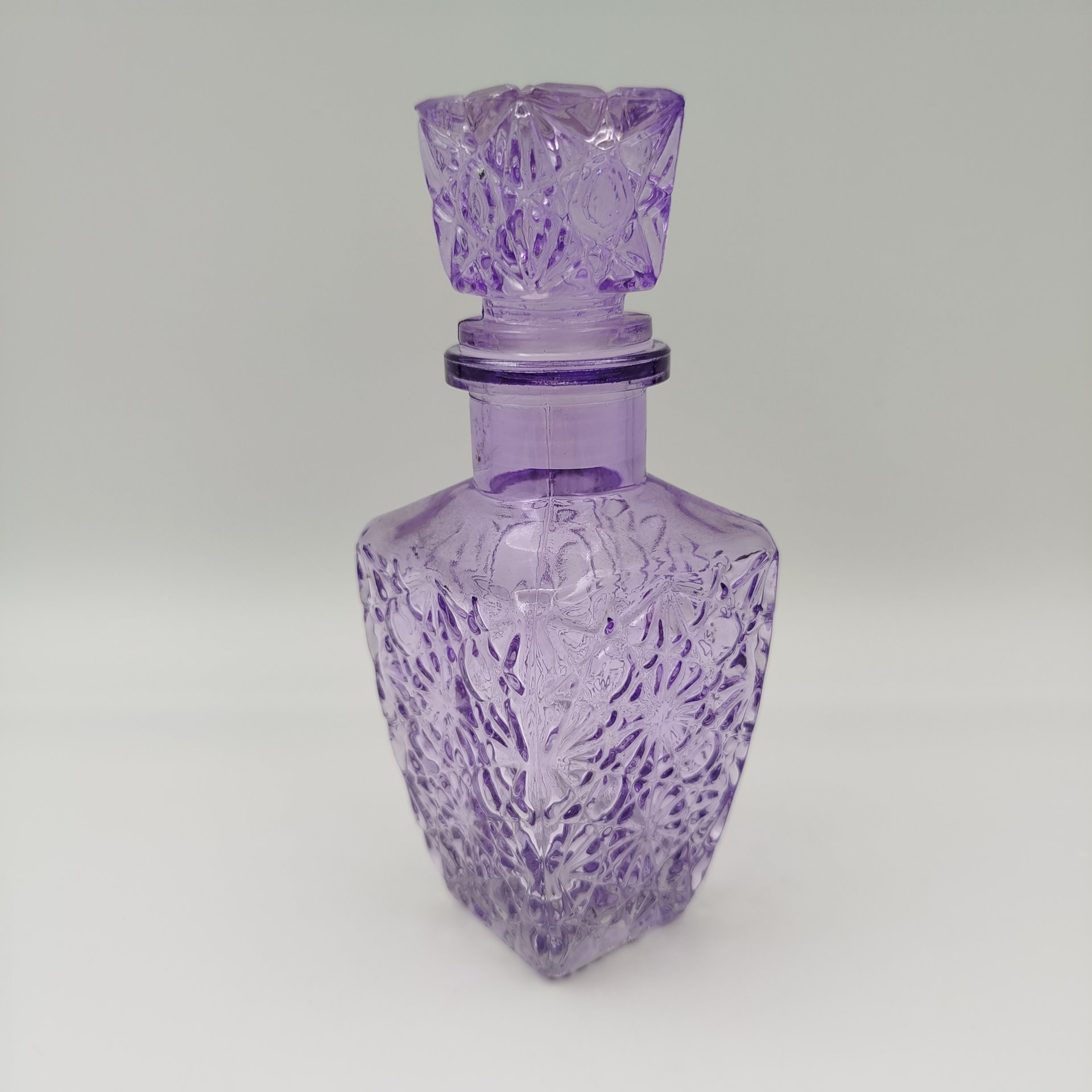 Флакон аметистового оттенка с рельефны декором, стекло, пресс, пластик, СССР, 1980-1990 гг.