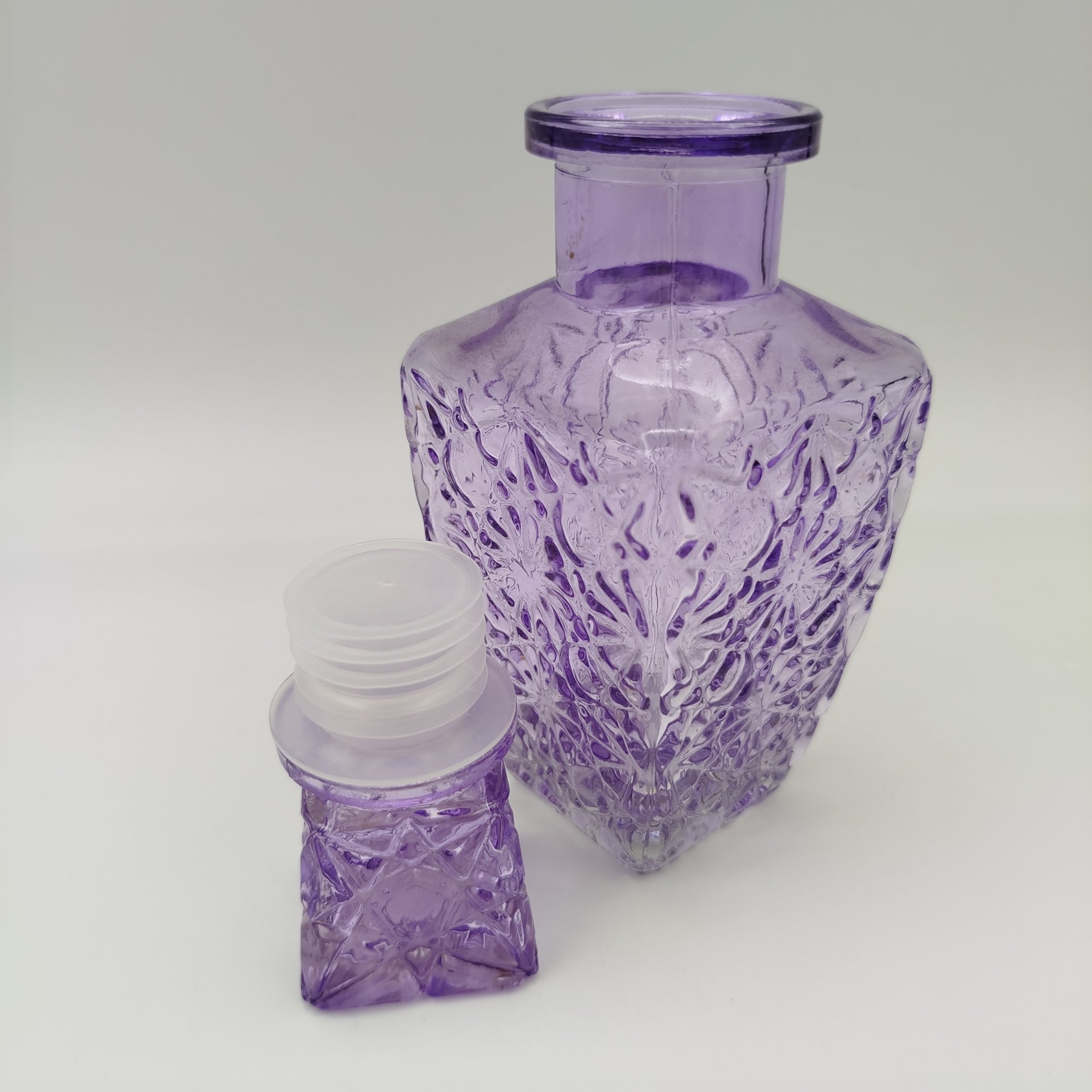 Флакон аметистового оттенка с рельефны декором, стекло, пресс, пластик, СССР, 1980-1990 гг.