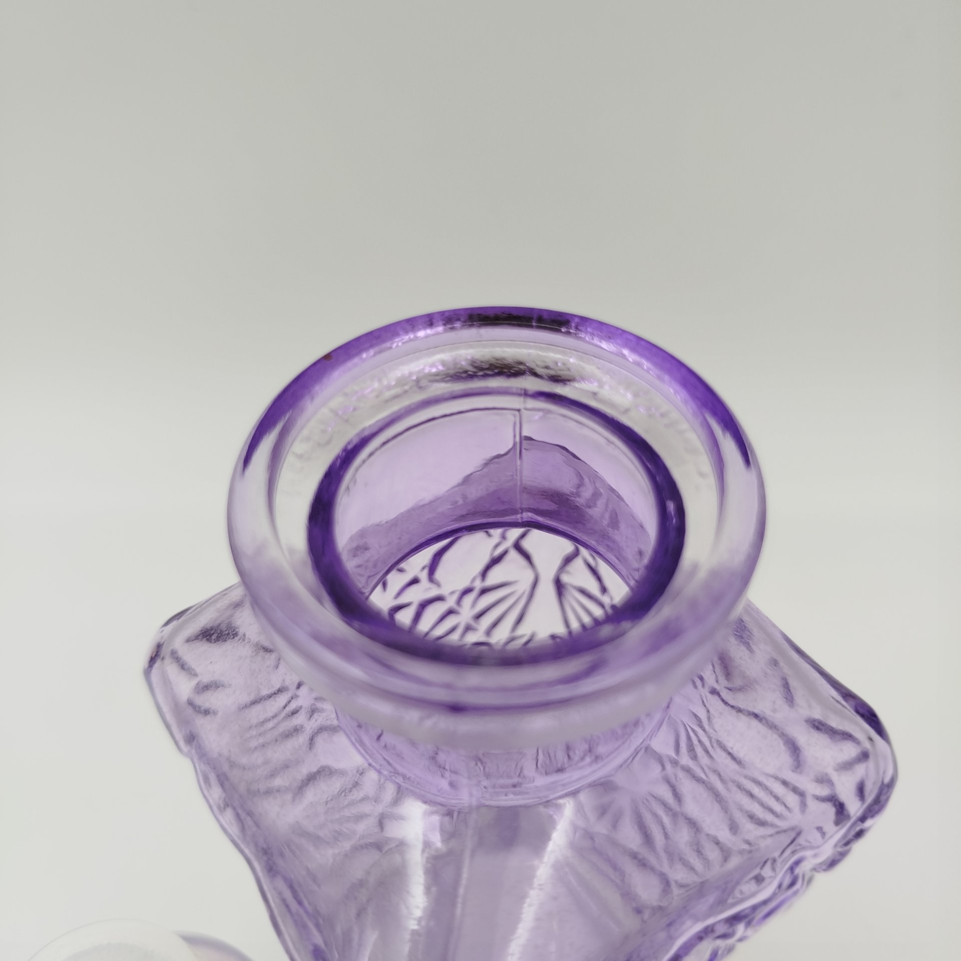 Флакон аметистового оттенка с рельефны декором, стекло, пресс, пластик, СССР, 1980-1990 гг.