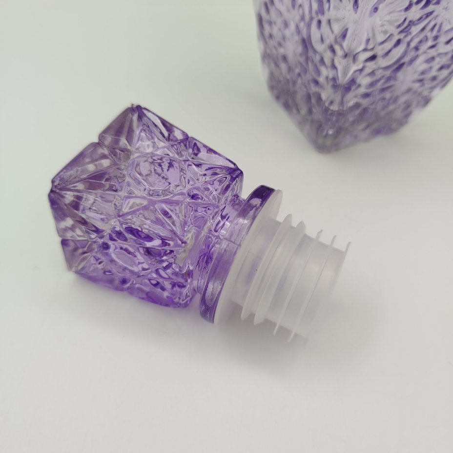 Флакон аметистового оттенка с рельефны декором