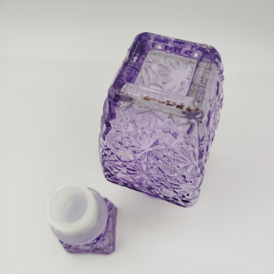 Флакон аметистового оттенка с рельефны декором