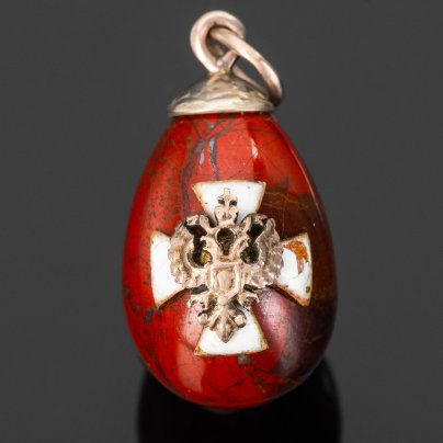 Яйцо-подвеска пасхальное с двуглавым орлом на фоне равноконечного креста, металл, эмаль, яшма, Российская империя, 1900-1917 гг.