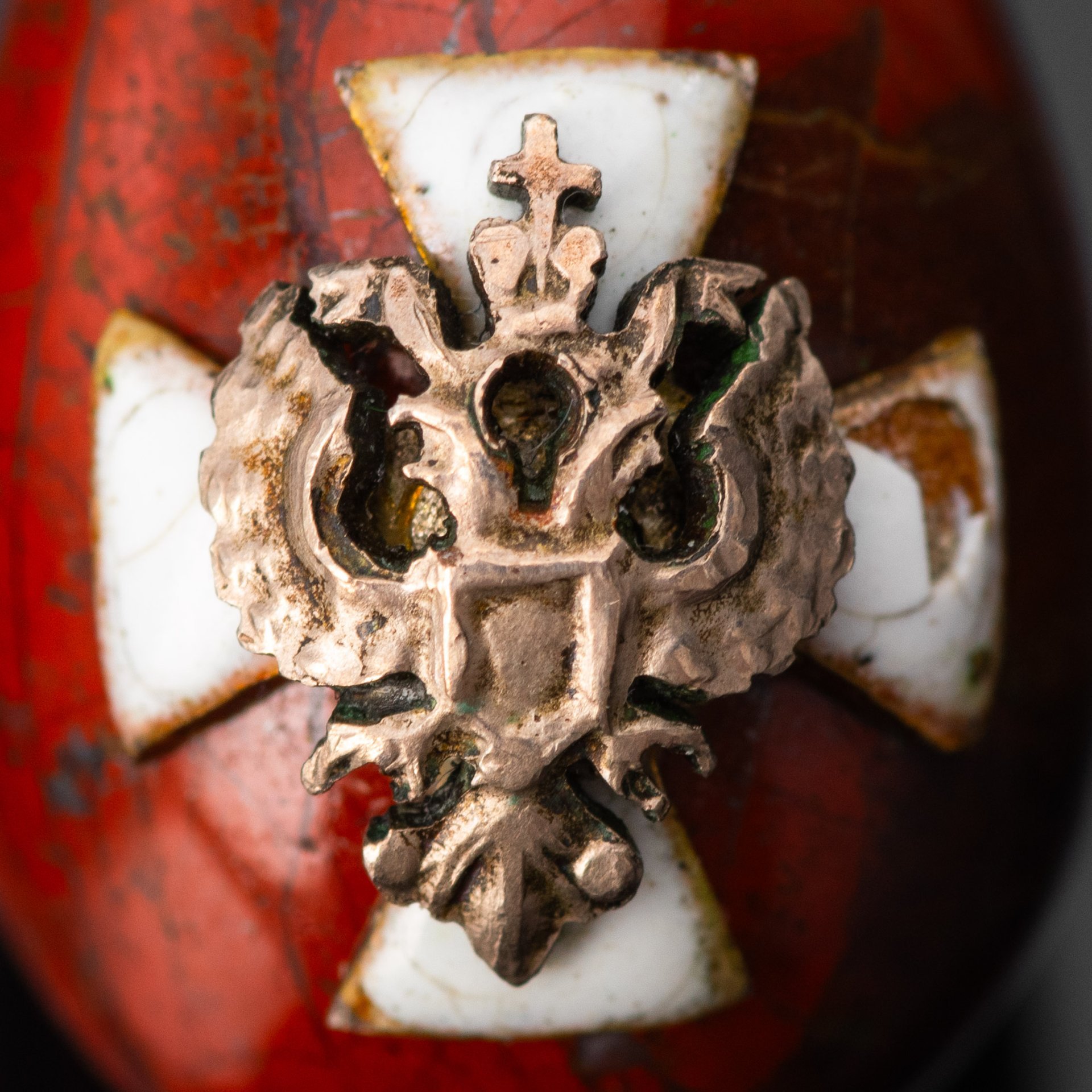 Яйцо-подвеска пасхальное с двуглавым орлом на фоне равноконечного креста, металл, эмаль, яшма, Российская империя, 1900-1917 гг.