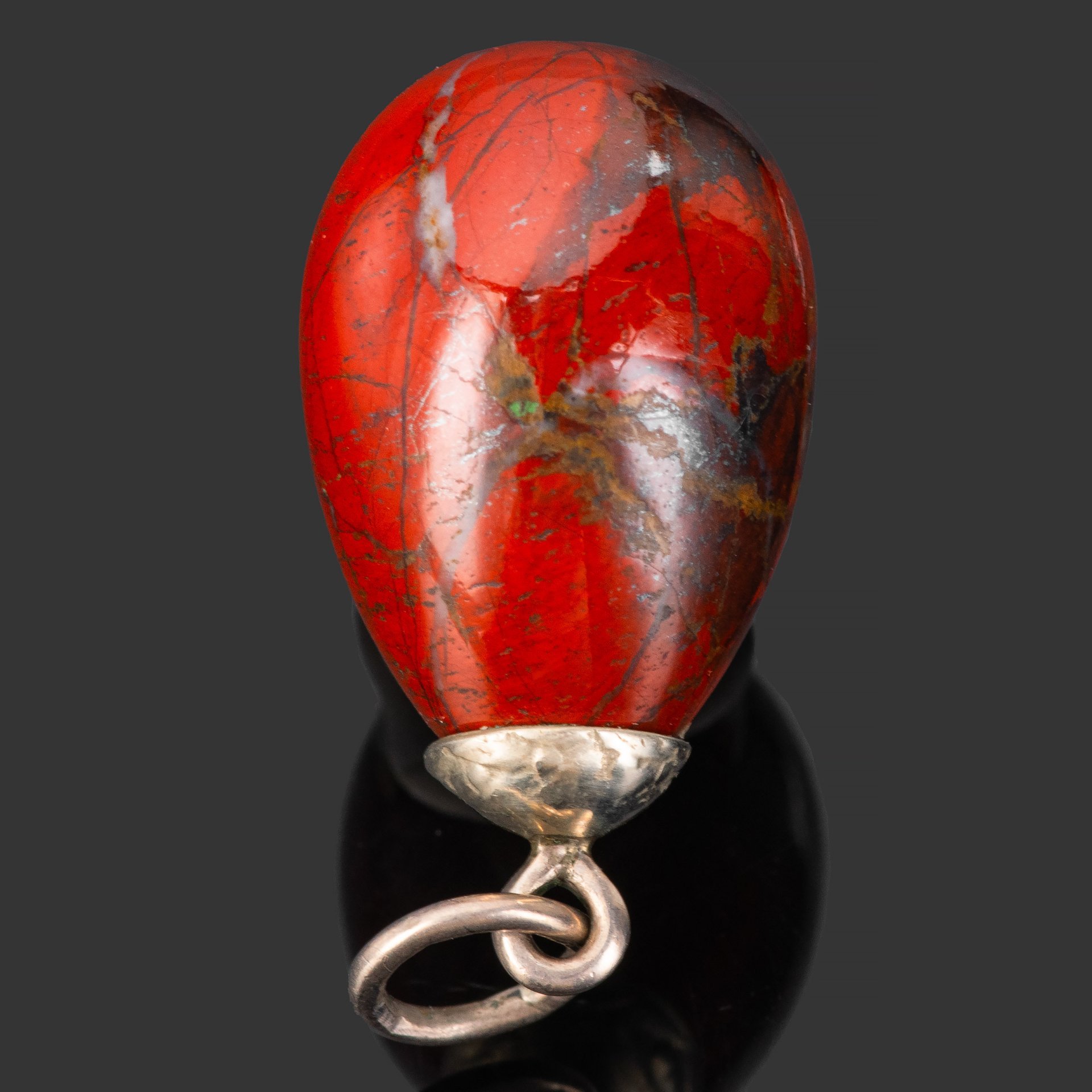 Яйцо-подвеска пасхальное с двуглавым орлом на фоне равноконечного креста, металл, эмаль, яшма, Российская империя, 1900-1917 гг.