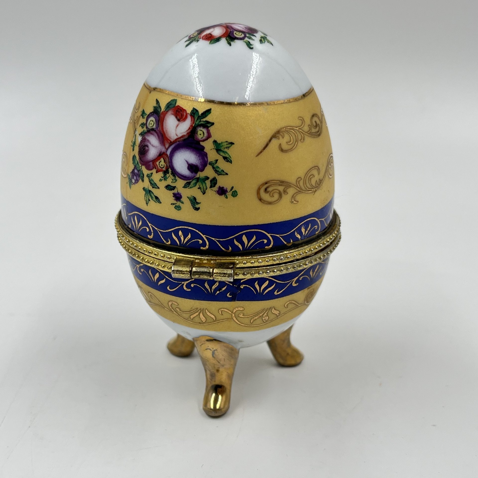 Яйцо-шкатулка с цветочным декором, фарфор, деколь, золочение, Западная Европа, 1990-2000 гг.