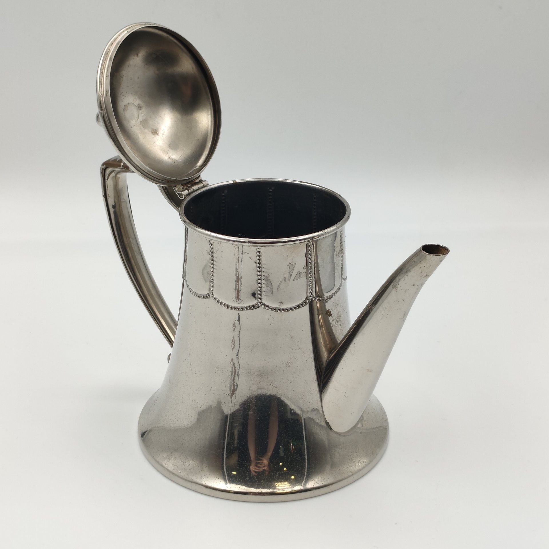 Кофейник лаконичной формы, металл, покрытие серебристого цвета, Европа, 1950-1970 гг.