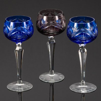 Набор разноцветных бокалов для вина на 3 персоны, украшенных резным орнаментом, хрусталь, алмазная грань, Echt Bleikristall, Германия, 1970-1990 гг.