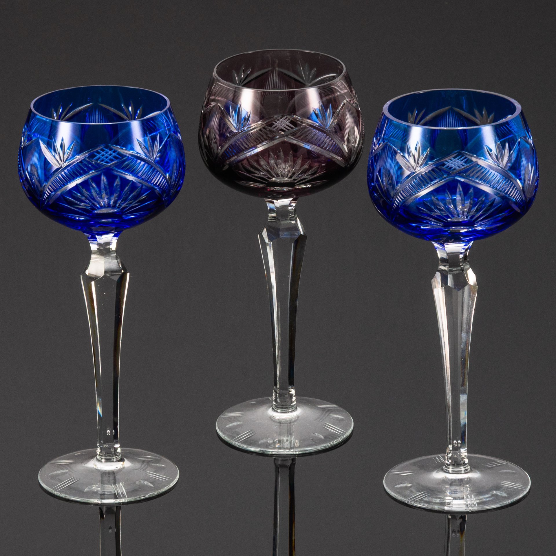 Набор разноцветных бокалов для вина на 3 персоны, украшенных резным орнаментом, хрусталь, алмазная грань, Echt Bleikristall, Германия, 1970-1990 гг.