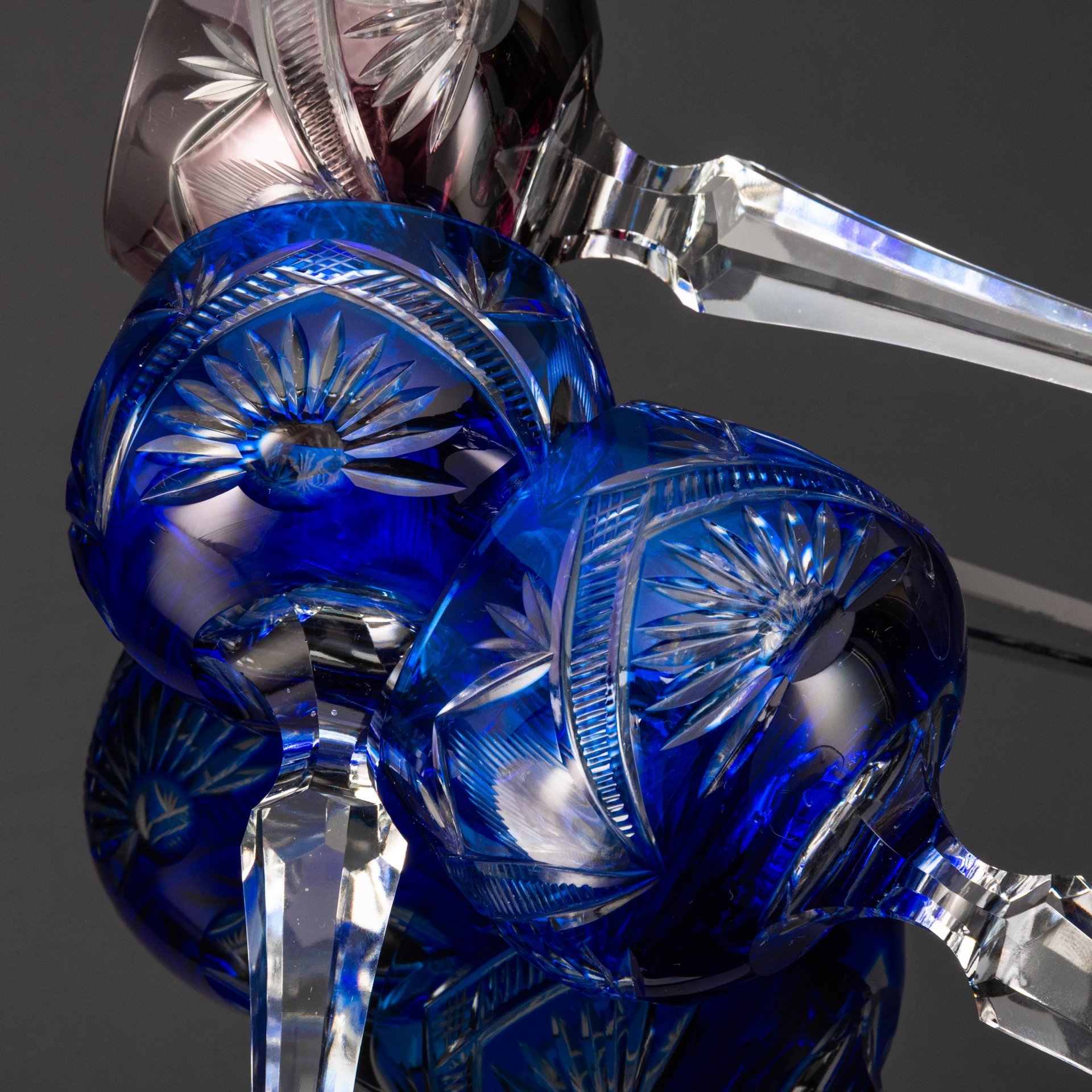 Набор разноцветных бокалов для вина на 3 персоны, украшенных резным орнаментом, хрусталь, алмазная грань, Echt Bleikristall, Германия, 1970-1990 гг.