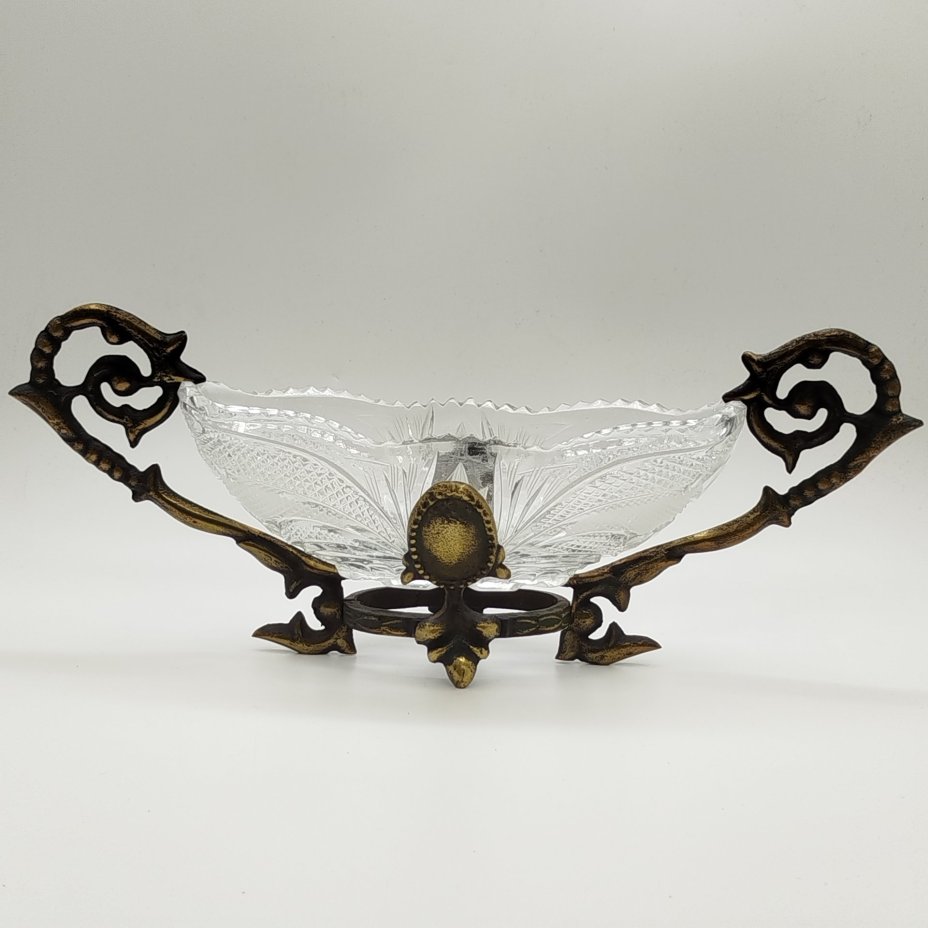 Ваза декоративная на металлической подставке с боковыми ручками