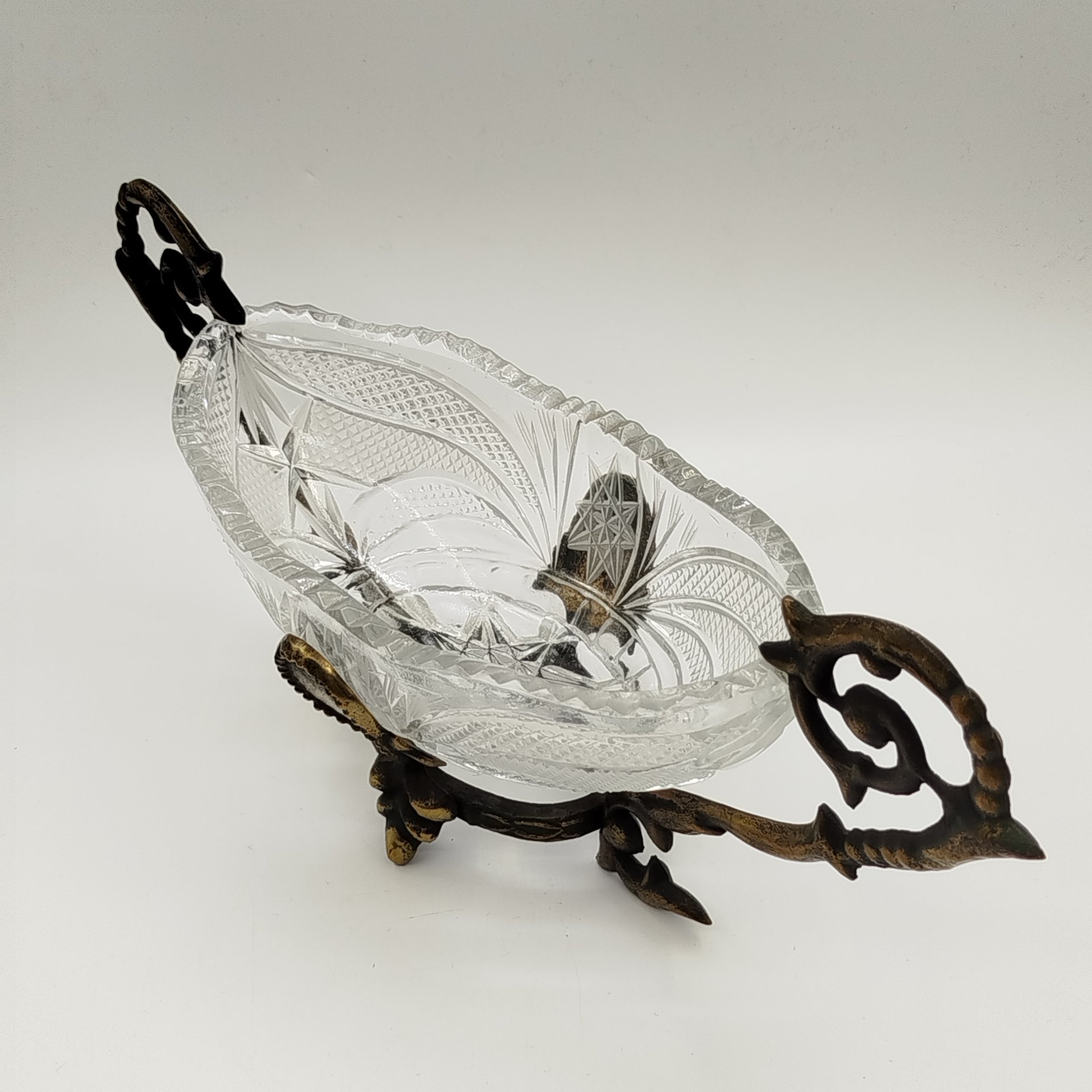 Ваза декоративная на металлической подставке с боковыми ручками