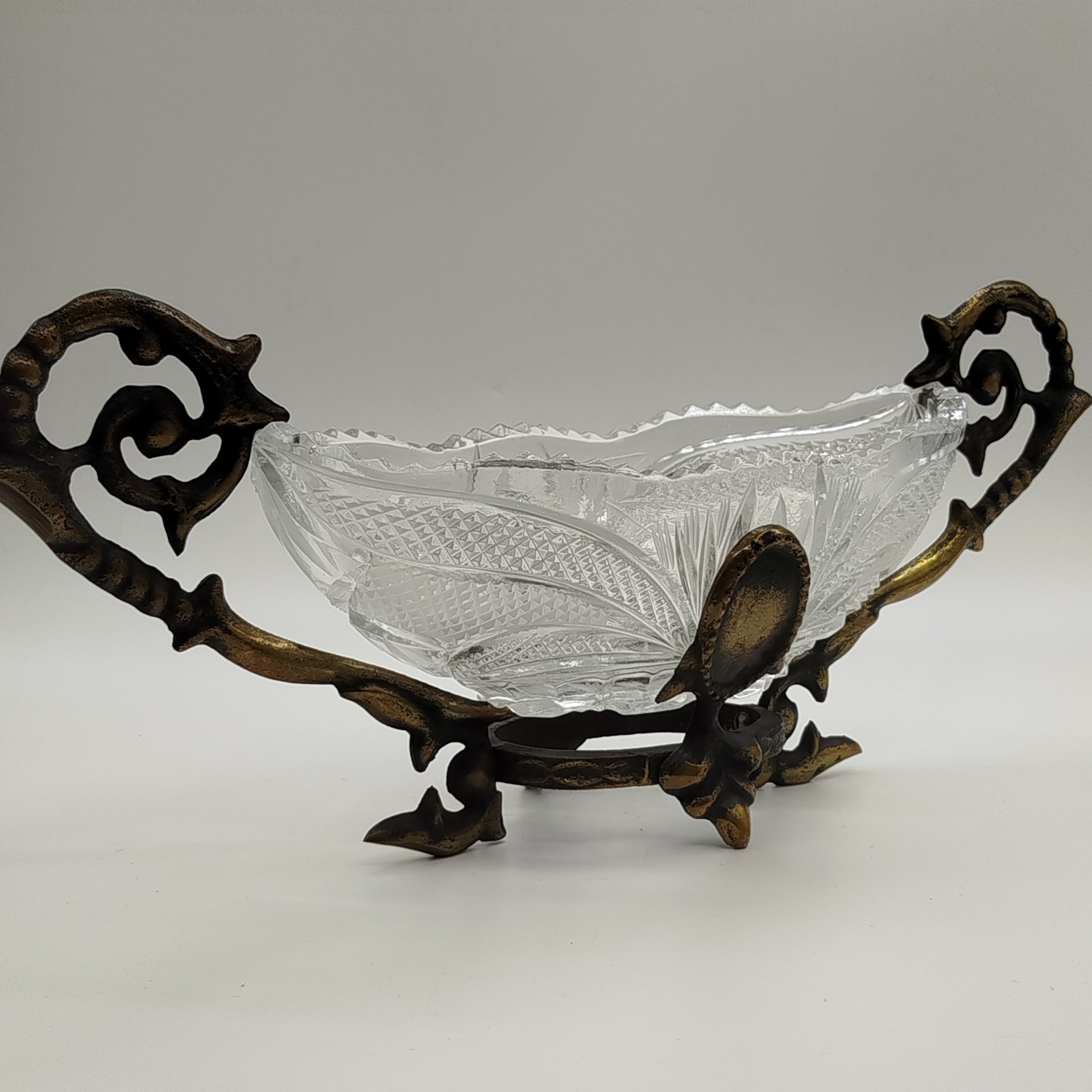 Ваза декоративная на металлической подставке с боковыми ручками