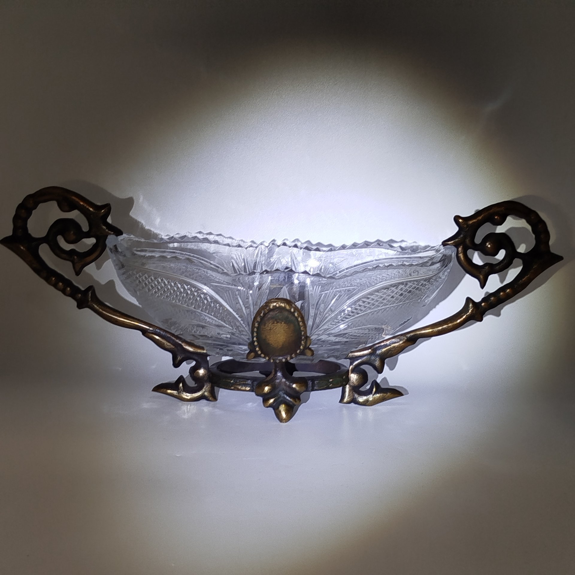 Ваза декоративная на металлической подставке с боковыми ручками