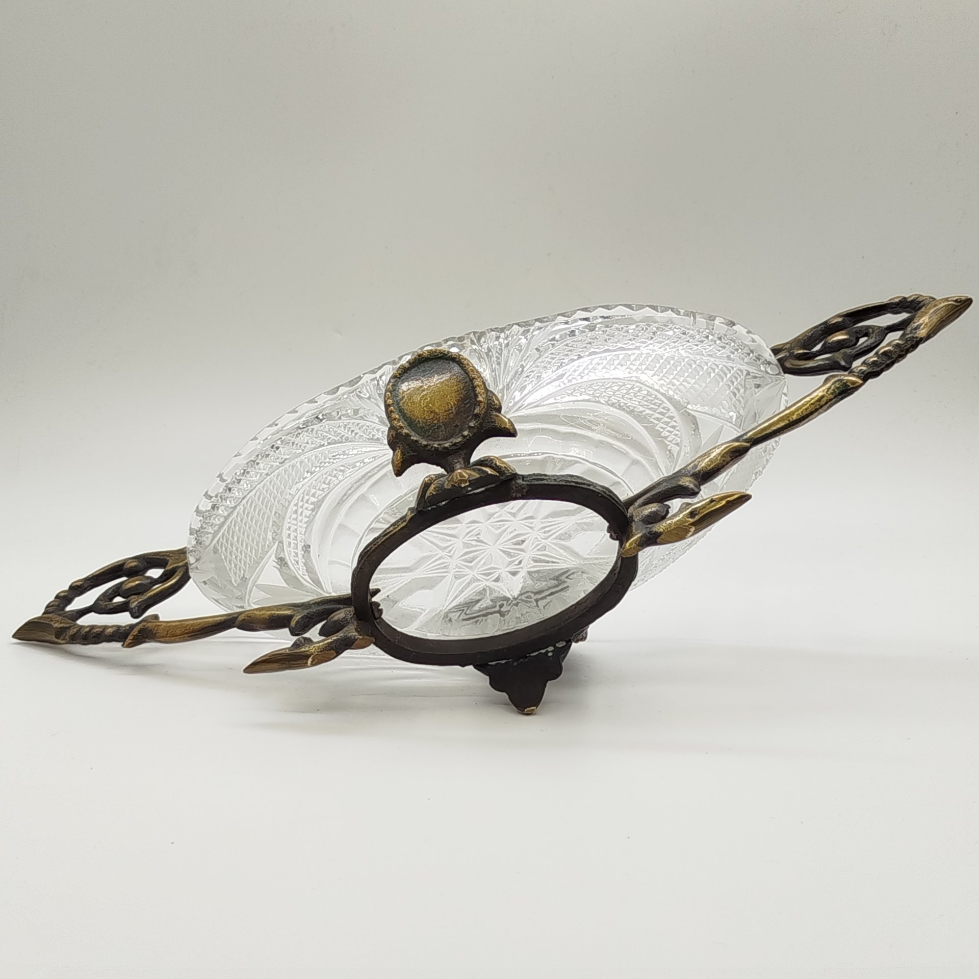 Ваза декоративная на металлической подставке с боковыми ручками