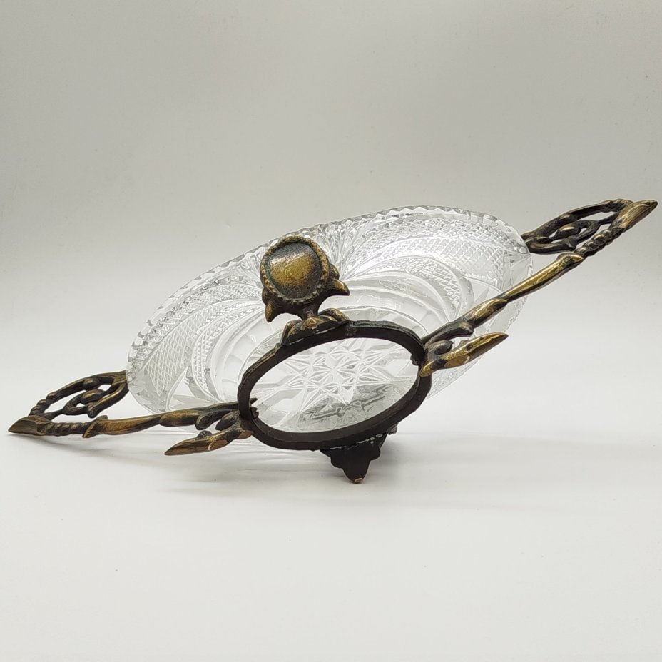 Ваза декоративная на металлической подставке с боковыми ручками