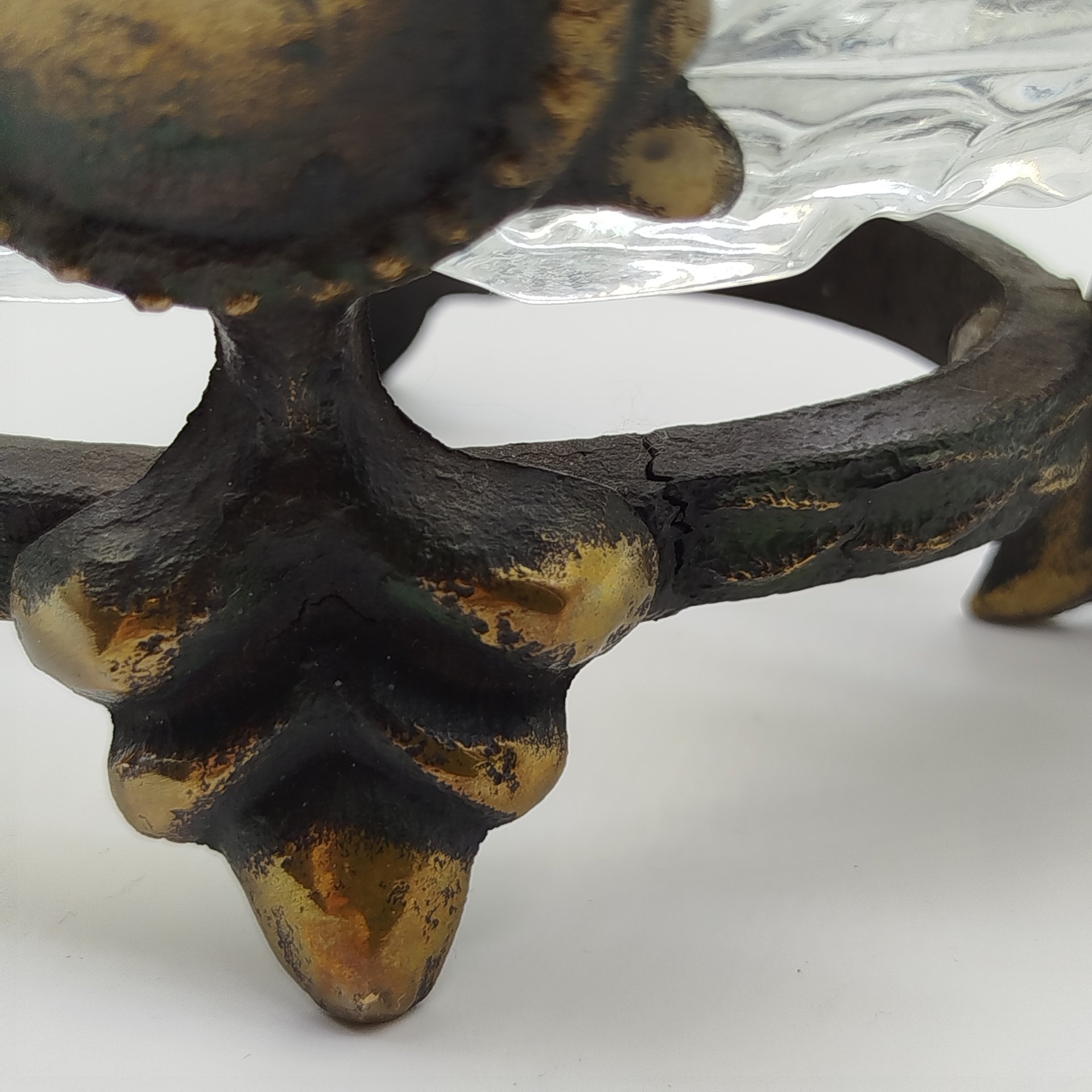 Ваза декоративная на металлической подставке с боковыми ручками