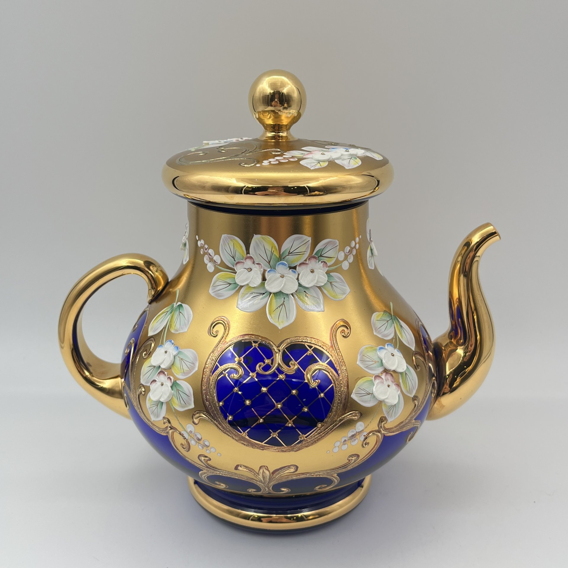 Чайник насыщенно-синего оттенка, украшенный лепным декором в виде цветов, стекло, золочение, роспись, налепы, Чехословакия, 1970-1990 гг.