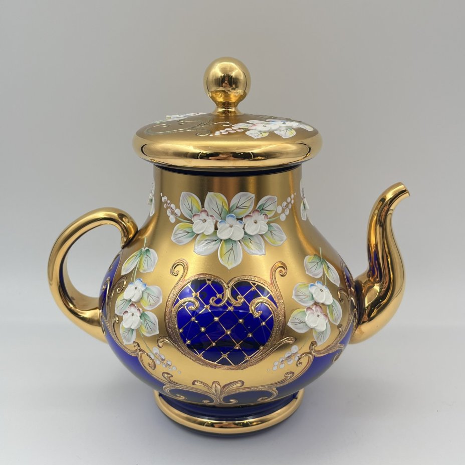 Чайник насыщенно-синего оттенка, украшенный лепным декором в виде цветов, стекло, золочение, роспись, налепы, Чехословакия, 1970-1990 гг.