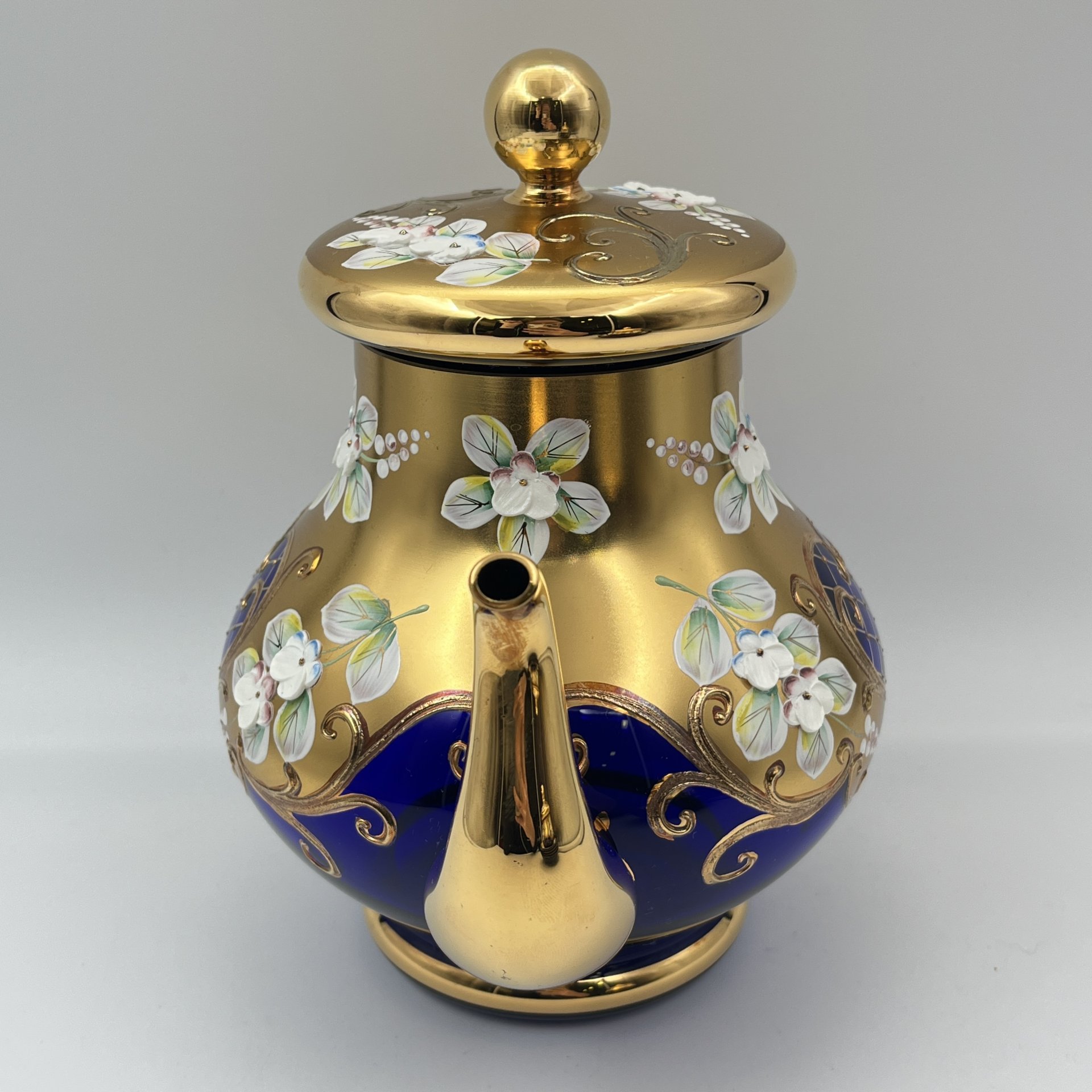 Чайник насыщенно-синего оттенка, украшенный лепным декором в виде цветов, стекло, золочение, роспись, налепы, Чехословакия, 1970-1990 гг.